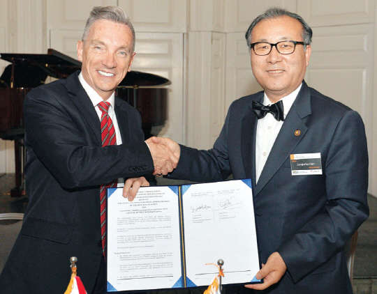 지난 18일 영국 현지에서 한정화 중소기업청장(오른쪽)과 개리 밀러 영국 리버풀시 부시장이 중소·벤처기업 지원을 위한 협약을 체결하고 기념촬영을 하고 있다.  중기청 제공